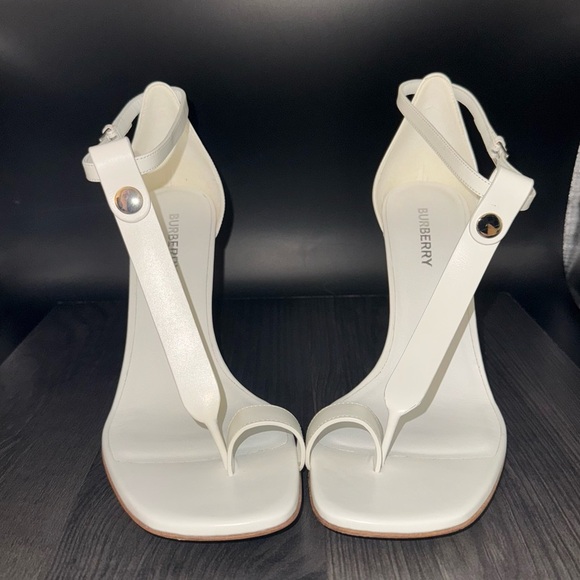BURBERRY 
Optic White Stephanie Pumps 
EU38.5 - Picture 11 of 12